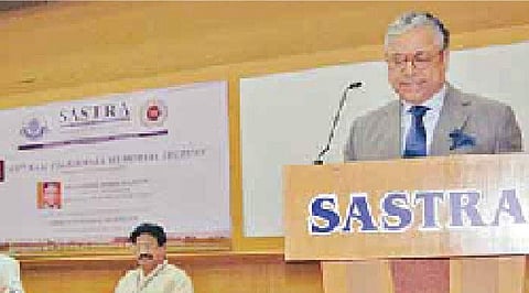 நிகழ்ச்சியில் பேசுகிறார் உச்ச நீதிமன்றத்தின் மூத்த வழக்குரைஞர் கோபால் சுப்பிரமணியம். உடன் (இடமிருந்து) துணைவேந்தர் எஸ். வைத்திய சுப்பிரமணியம், முனைவர் ரவிசேகர்ராஜூ.