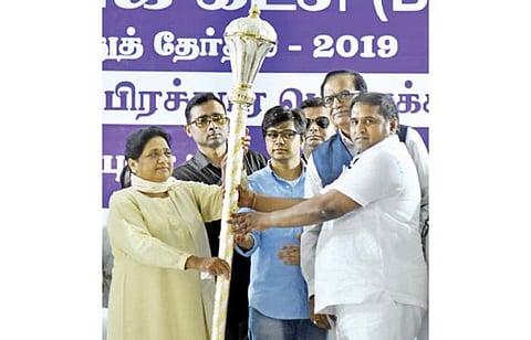 பகுஜன் சமாஜ் கட்சியின் பிரசார பொதுக்கூட்டத்தில் கட்சியின் தலைவர் மாயாவதிக்கு வெள்ளி செங்கோல் வழங்கிய தமிழக தலைவர் ஆம்ஸ்ட்ராங்.