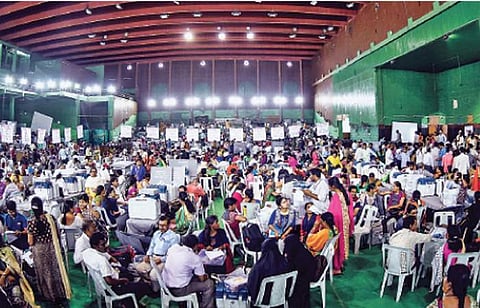 ஹைதராபாதில் மின்னணு வாக்குப்பதிவு இயந்திரங்களையும், வாக்கு ஒப்புகைச்சீட்டு இயந்திரங்களையும் வாக்குச்சாவடிகளுக்கு எடுத்து செல்வதற்கு தயார்படுத்தும் தேர்தல் அதிகாரிகள்.