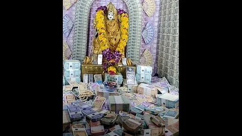 கோவையில் வைரம், ரொக்கம் என ரூ.5 கோடிக்கு அலங்கரிக்கப்பட்ட அம்மன்!