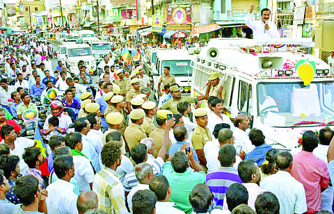 ஸ்டாலின் பொய்யான தகவல்களைப் பேசி வருகிறார்: அன்புமணி ராமதாஸ்