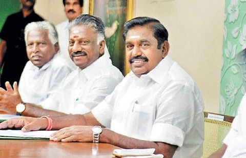 அதிமுக தலைமை அலுவலகத்தில் திங்கள்கிழமை நடைபெற்ற ஆலோசனைக் கூட்டத்தில் கட்சியின் ஒருங்கிணைப்பாளர் ஓ.பன்னீர்செல்வம், இணை ஒருங்கிணைப்பாளர் எடப்பாடி கே.பழனிசாமி,