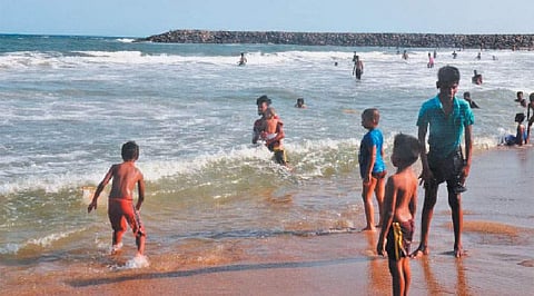 திருவொற்றியூர் ராமகிருஷ்ணா நகர் அருகே ஆபத்து நிறைந்த கடல் பகுதியில் குளிக்கும் சிறுவர்கள்.