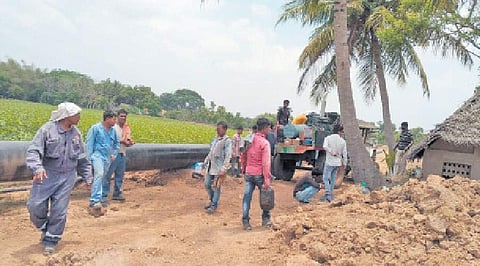 நாகை மாவட்டம், நாங்கூரில் எரிவாயு குழாய் பதிக்கும் பணியில் ஈடுபட்ட கெயில் நிறுவன ஊழியர்கள்.