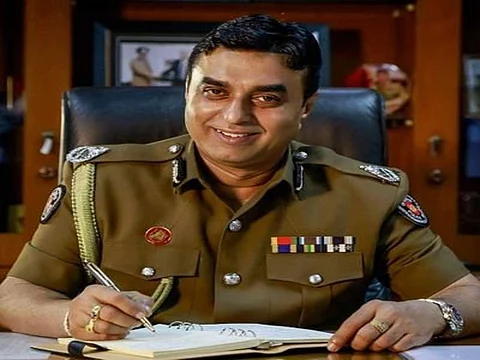 இலங்கை தொடர் குண்டுவெடிப்பு எதிரொலி: காவல்துறை தலைவர் புஜித் ஜயசுந்தர ராஜிநாமா