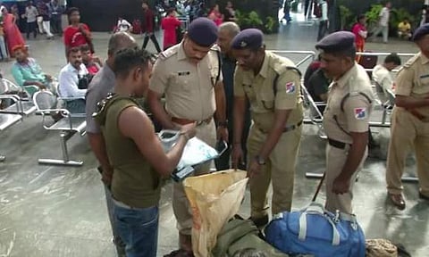 இலங்கை குண்டுவெடிப்பு எதிரொலி: சென்னை எம்ஜிஆர் சென்ட்ரல் ரயில் நிலையம், எழும்பூர் ரயில் நிலையத்தில் சோதனை