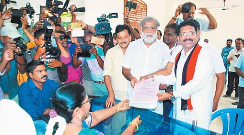 திருப்பரங்குன்றம் இடைத்தேர்தலில் போட்டியிட வியாழக்கிழமை தேர்தல் அலுவலர் பஞ்சவர்ணத்திடம் வேட்புமனு தாக்கல் செய்த திமுக வேட்பாளர் மருத்துவர் சரவணன் . உடன் திமுக துணை பொதுச்செயலர் ஐ.பெரியசாமி, மாவட்டச்