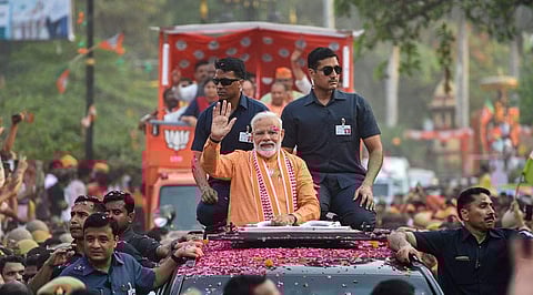 உத்தரப் பிரதேச மாநிலம், வாராணசியில் வியாழக்கிழமை நடைபெற்ற மாபெரும் பேரணியில் பிரதமர் நரேந்திர மோடி.