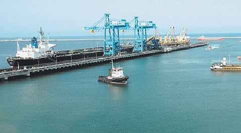 காமராஜர் துறைமுகத்தின் பங்குகளை முழுமையாக விற்க மத்திய அரசு தீவிரம்: கேள்விக்குறியாகும் முன்மாதிரி துறைமுகத்தின் எதிர்காலம்