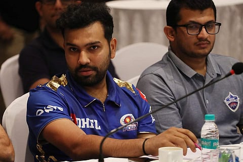 ஐபிஎல்: ஸ்டம்புகளை பேட்டால் தட்டிவிட்டுச் சென்ற ரோஹித் சர்மாவுக்கு அபராதம்!