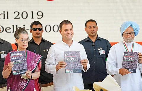 தில்லியில் காங்கிரஸ் கட்சியின் தேர்தல் அறிக்கையை வெளியிட்ட அக்கட்சியின் தலைவர் ராகுல் காந்தி, ஐக்கிய முற்போக்குக் கூட்டணியின் தலைவர் சோனியா காந்தி, முன்னாள் பிரதமர் மன்மோகன் சிங்.