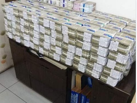 ஹைதராபாத்தில் சொகுசு காரில் கட்டுக்கட்டாக இருந்த ரூ.8 கோடி பறிமுதல்: 7 பேர் கைது