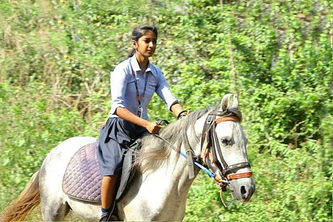 10 ஆம் வகுப்பு பொதுத்தேர்வு எழுத குதிரையில் சென்ற கேரள மாணவி! (வைரல் விடியோ)