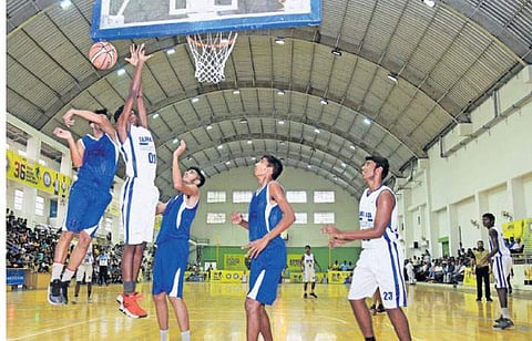 தேசிய அளவிலான கூடைப்பந்து போட்டியின் ஒரு ஆட்டத்தில் மோதிய தமிழ்நாடு - ஹரியாணா அணி வீரர்கள்.