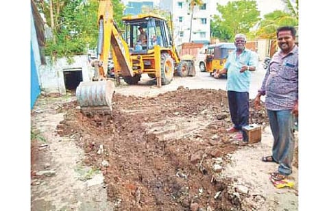 மழைநீர் தேங்கிய இடத்தில் தூர்வாரிய நகராட்சி