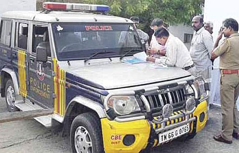 பொள்ளாச்சி சின்னப்பம்பாளையத்தில் செவ்வாய்க்கிழமை விசாரணையில் ஈடுபட்ட சி.பி.ஐ. அதிகாரிகள்.