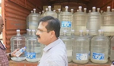 சென்னை கோயம்பேட்டில் சுகாதாரமற்ற 1000 தண்ணீர் கேன்கள் பறிமுதல்