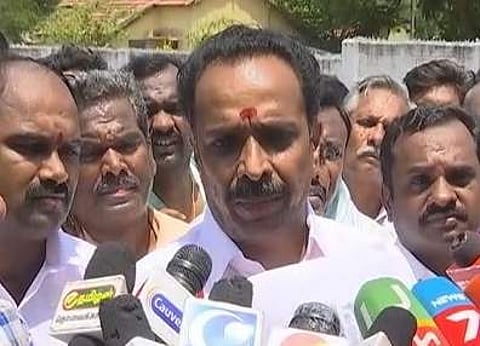 ரூ.2000 நோட்டு ஜெராக்ஸ் எடுத்து டோக்கன் வழங்கப்படுகிறது: அமைச்சர் விஜயபாஸ்கர் குற்றச்சாட்டு