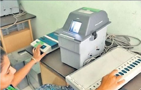 குந்தகோல், சின்சோளி சட்டப்பேரவைத் தொகுதிகளுக்கு இன்று இடைத்தேர்தல்