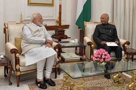 குடியரசு தலைவர் ராம்நாத் கோவிந்திடம் மோடி ராஜிநாமா கடிதம்