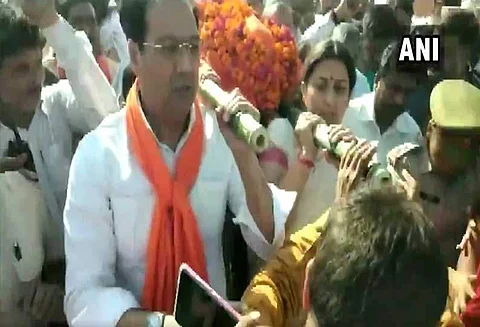 மர்ம நபர்களால் சுட்டுக் கொல்லப்பட்ட ஆதரவாளரின் உடலைச் சுமந்து சென்ற ஸ்மிரிதி இரானி