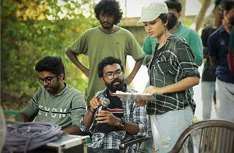 துல்கர் சல்மான் தயாரிக்கும் மலையாளப் படத்தில் துணை இயக்குநராக பணியாற்றும் தனுஷின் நாயகி