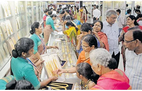 அட்சய திருதியை முன்னிட்டு நகைக்கடை ஒன்றில்..