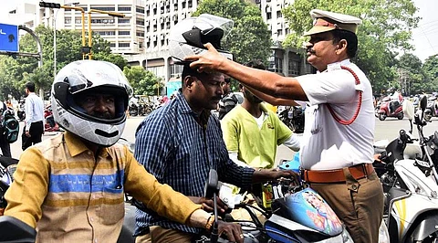 ஹெல்மெட் இல்லையா? அபராதத்துடன் ஸ்பெஷல் கிஃப்ட் கொடுக்க முன்வரும் ராஜஸ்தான் அரசு
