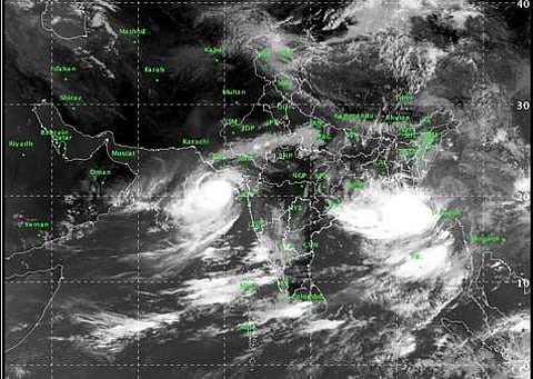 பாதையை மாற்றியது வாயு புயல்: நூலிழையில் தப்பியது குஜராத்