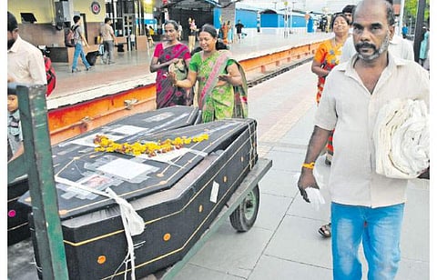 ரயில் மூலம் வியாழக்கிழமை கோவை ரயில் நிலையத்துக்கு கொண்டு வரப்பட்ட தெய்வானை, பச்சய்யா ஆகியோரின் உடல்களைப் பார்த்து அழுத உறவினர்கள்.