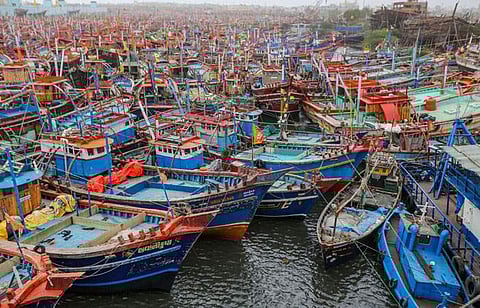 வாயு புயல் கரையைக் கடக்கும் என்ற எதிர்பார்ப்பில், குஜராத் மாநிலம், வெராவல் துறைமுகத்தில் பாதுகாப்பாக ஒரே இடத்தில் வியாழக்கிழமை நிறுத்தி வைக்கப்பட்டிருந்த மீன்பிடிப் படகுகள்.