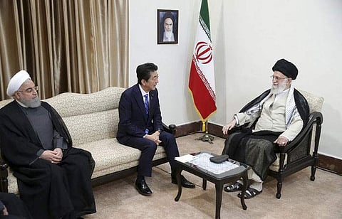 ஈரான் மதத் தலைவர் அயதுல்லா அலி கமேனியுடன் வியாழக்கிழமை பேச்சுவார்த்தை நடத்திய ஜப்பான் பிரதமர் ஷின்ஸோ அபே. உடன் ஈரான் அதிபர் ஹசன் ரெளஹானி.