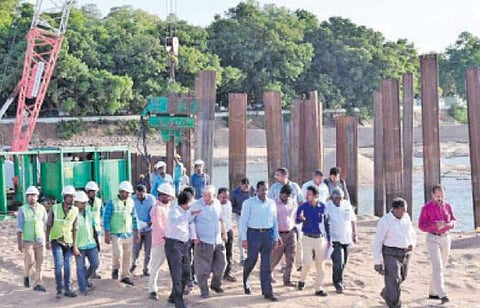 அணை கட்டுமானப் பணிகளை ஆய்வு செய்யும் பொதுப்பணித் துறை கூடுதல் செயலர் எம். பாலாஜி தலைமையிலான பொறியாளர் குழுவினர்.