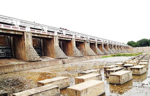 பூண்டி நீர்த்தேக்கத்தின் மதகு பகுதி.