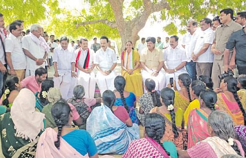 தண்ணீர்பந்தல்பாளையம் மந்தையில் ஊர் பொதுமக்களிடம் கலந்துரையாடுகிறார் திமுக தலைவர் மு.க.ஸ்டாலின்.