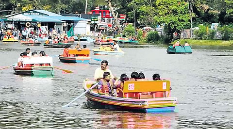 கொடைக்கானல் ஏரியில் படகு சவாரி செய்து மகிழ்ந்த சுற்றுலாப் பயணிகள்