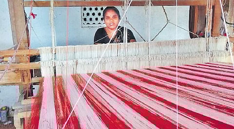 நெருக்கடியில் சென்னிமலை கைத்தறிப் போர்வை தயாரிப்புத் தொழில்