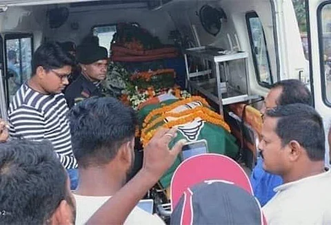 புல்வாமாவில் இறந்த வீரர் உடலில் கட்சிக் கொடி: அரசியல் கட்சிகள் கண்டனம்