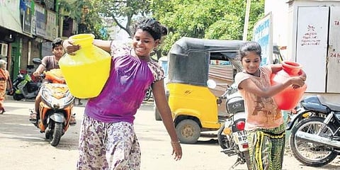 சென்னையில் இன்று: தண்ணீர் இல்லாததால் ஒரு நாள்விட்டு ஒரு நாள் பள்ளி செல்லும் சிறார்கள்