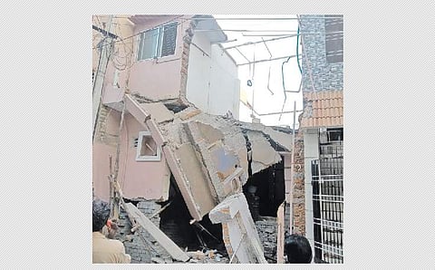 கட்டடம் இடிந்து விபத்து: 4 பேர் காயம்