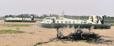 கடல் சீற்றம்: மாமல்லபுரத்தில் நிறுத்தப்பட்ட கடலோரக் காவல் படை படகுகள்