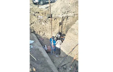 மேட்டுச்சக்கரகுப்பத்தில் ஞாயிற்றுக்கிழமை இரவு முதல் நடைபெற்று வரும் ராட்சத குழாய் அமைக்கும் பணி.