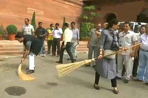 துடைப்பம் பிடிக்கத் தெரியாதா ஹேமாமாலினிக்கு! நெட்டிஸன்களின் நையாண்டி!