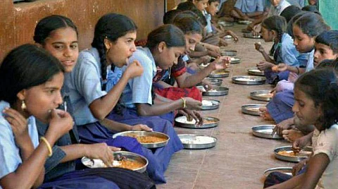 தரமற்ற மதிய உணவால் மூன்று ஆண்டுகளில் 900 குழந்தைகள் நோய்வாய்ப்பட்டார்கள், இறப்பு எண்ணிக்கை ‘0’: மனித வள மேம்பாட்டுத்துறை!