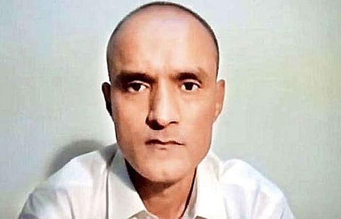 பாகிஸ்தான் சிறையில் உள்ள குல்பூஷன் ஜாதவுடன் இந்தியத் தூதர் சந்திப்பு