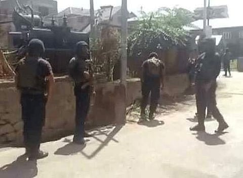 காஷ்மீரில் மக்கள் ஜனநாயக கட்சி தலைவரின் பாதுகாவலர் பயங்கரவாதிகளால் சுட்டுக்கொலை