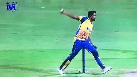 ஒரு கையில் பந்துவீசிய அஸ்வின்
