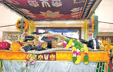 26-ஆம் நாளான வெள்ளிக்கிழமை முத்து கிரீடம் மற்றும் ரோஜா நிறப் பட்டாடையுடன் காட்சியளித்த அத்திவரதர்.