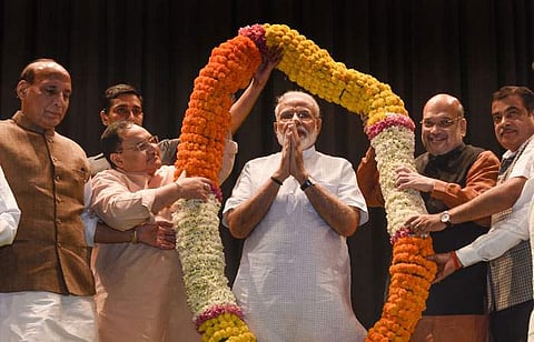 தில்லியில் செவ்வாய்க்கிழமை நடைபெற்ற பாஜக எம்.பி.க்கள் கூட்டத்தில் பிரதமர் நரேந்திர மோடிக்கு பாராட்டு தெரிவித்த பாஜகவினர்.