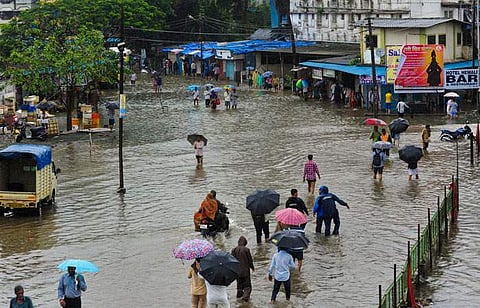 மகாராஷ்டிர மாநிலம், பல்கார் மாவட்டத்தின் நாலாசோபாரா பகுதியில் செவ்வாய்க்கிழமை பெய்த பலத்த மழையைத் தொடர்ந்து வெள்ளத்தால் சூழப்பட்ட முக்கிய சாலை.